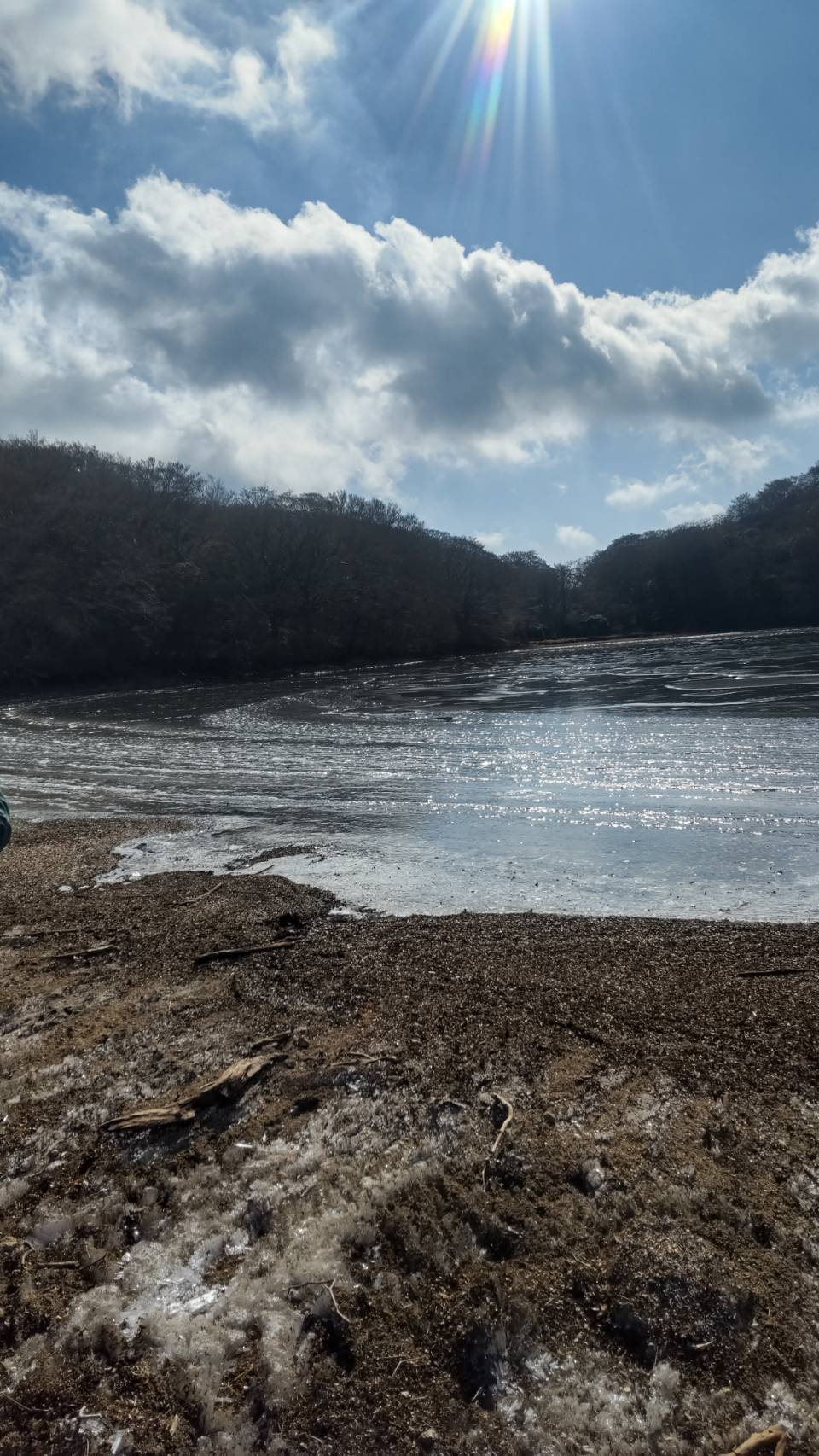 凍結した八丁池へ